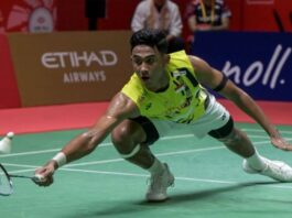 Foto arsip - Pebulu tangkis tunggal putra Indonesia Alwi Farhan berusaha mengembalikan kok ke arah pebulu tangkis Korea Selatan Jeon Hyeok Jin pada babak kualifikasi Daihatsu Indonesia Masters 2025 di Istora Senayan, Jakarta, Selasa (21/1/2025). (Dok. Istimewa)