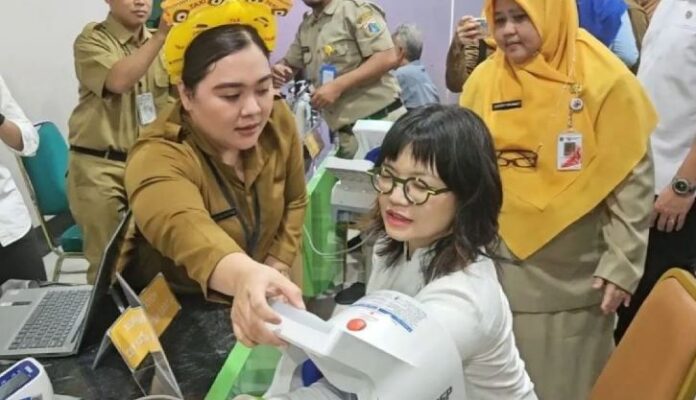 POTRET: Wakil Menteri Pendidikan Tinggi, Sains, dan Teknologi (Diktisaintek) Stella Christie saat mengukur tensi darah dalam Cek Kesehatan Gratis (CKG) di Puskesmas Cakung, Jakarta, Senin (10/2/2025). (Dok. Istimewa)