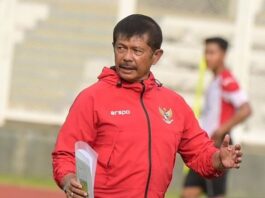 Arsip foto - Pelatih Timnas Indonesia U-20 Indra Sjafri memantau sesi latihan di Stadion Madya, Kompleks Gelora Bung Karno, Senayan, Jakarta, Rabu (15/1/2025). (Dok. Istimewa)