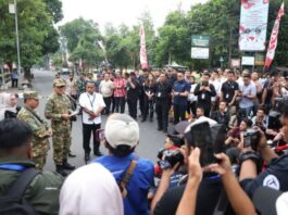 POTRET: Wamendagri Bima Arya Sugiarto dalam konferensi pers yang dilaksanakan di depan Gerbang Akademi Militer, Magelang, Jateng, Jumat (21/2/2025). (Dok. Istimewa)