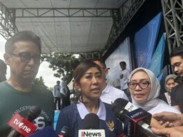 MENYAMPAIKAN: Menteri Komunikasi dan Digital Meutya Hafid (tengah) melakukan wawancara dengan awak media di Jakarta, Minggu (2/1/2025). (Dok. Istimewa)