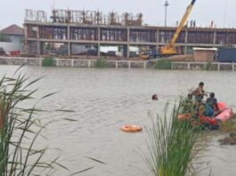 Petugas SAR gabungan melakukan pencarian korban tenggelam di kolam retensi Universitas Sultan Agung Semarang, Selasa (11/2/2025). (Dok. Istimewa)