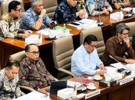 POTRET: Menteri Koperasi (Menkop) Budi Arie Setiadi (kedua kiri) dalam Rapat Kerja dan Rapat Dengar Pendapat (RDP) dengan Komisi VI DPR di Jakarta, Rabu (12/2/2025). (Dok. Istimewa)