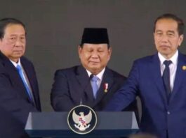 POTRET: Presiden RI Prabowo Subianto bersama presiden ke-7 RI Joko Widodo (kanan) dan presiden ke-6 RI Susilo Bambang Yudhoyono (kiri) menekan tombol bersama seraya meluncurkan secara resmi Badan Pengelolaan Investasi Daya Anagata Nusantara (BPI Danantara) di Istana Kepresidenan RI, Jakarta, Senin (24/2/2025). (Dok. Istimewa)