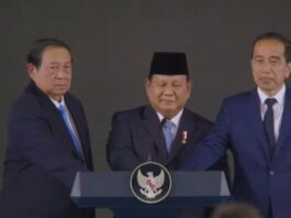 MELUNCURKAN: Presiden RI Prabowo Subianto bersama Presiden Ke-7 RI Joko Widodo (kanan) dan Presiden Ke-6 RI Susilo Bambang Yudhoyono (kiri) menekan tombol bersama seraya meluncurkan secara resmi Badan Pengelolaan Investasi Daya Anagata Nusantara (BPI Danantara) di Istana Kepresidenan Jakarta, Senin (24/2/2025). (Dok. Istimewa)