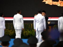 PELANTIKAN: Presiden Prabowo Subianto (kedua kanan) menyematkan tanda pangkat kepada perwakilan kepala daerah terpilih saat pelantikan di komplek Istana Kepresidenan, Jakarta, Kamis (20/2/2025). (Dok. Istimewa)