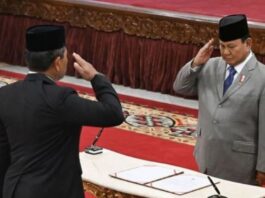 Presiden Prabowo Subianto (kanan) membalas penghormatan Wakil Menteri Pertahanan Donny Ermawan sebelum penandatangan bertia acara pelantikan Donny sebagai Sekretaris Dewan Pertahanan Nasional di Istana Negara, Senin (20/12/2024). Presiden melantik Sjafrie Sjamsoeddin sebagai Ketua Harian Dewan Pertahanan Nasional dan Wakil Menteri Pertahanan Donny Ermawan sebagai Sekretaris Dewan Pertahanan Nasional. (Dok. Istimewa)