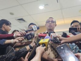 MENYAMPAIKAN: Kepala Kantor Komunikasi Kepresidenan Hasan Nasbi saat memberikan keterangan di Kantor PCO Jakarta, Jumat (7/2/2025). (Dok. Istimewa)