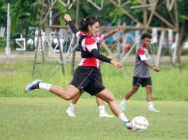 Arsip - Kapten Timnas putri Indonesia Shafira Ika berusaha menendang bola saat latihan tim di Lapangan Sepak Bola Unesa, Surabaya, Sabtu (15/2/2025). (Dok. Istimewa)