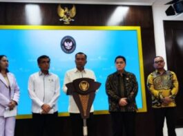 KONFERENSI PERS: Menteri Sekretaris Negara Prasetyo Hadi (tengah) didampingi Menteri Ketenagakerjaan Yassierli, Menteri BUMN Erick Thohir, hingga Tim Kurator dan Koordinator Serikat Pekerja PT Sritex memberikan keterangan pers di Istana Kepresidenan Jakarta, Senin (3/3/2025). (Dok. Istimewa)