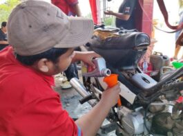 Warga melintas disamping mobil yang terendam banjir di pertokoan Galaxy, Bekasi, Jawa Barat, Selasa (4/3/2025). (Dok. Istimewa)