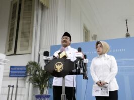 KONFERENSI PERS: Menteri Sosial Saifullah Yusuf (kiri) dan Kepala Badan Pusat Statistik Amalia Adininggar Widyasanti (kanan) jumpa pers selepas rapat bersama Presiden Prabowo Subianto membahas sekolah rakyat di Kompleks Istana Kepresidenan, Jakarta, pada Senin (10/3/2025). (Dok. Istimewa)