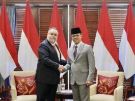 Menteri Luar Negeri (Menlu) RI Sugiono (kanan) bersama Duta Besar Republik Chile untuk Indonesia Mario Ignacio Artaza dalam pertemuan di Kantor Kementerian Luar Negeri (Kemlu) RI di Jakarta, Selasa (11/3/2025). (Dok. Istimewa)