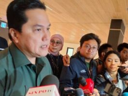 MENYAMPAIKAN: Menteri BUMN Erick Thohir menyampaikan keterangan kepada awak media di Bandara Soekarno-Hatta, Tangerang, Banten, Sabtu (1/3/2025). (Dok. Istimewa)