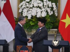 Presiden RI Prabowo Subianto (kanan) dan Sekretaris Jenderal (Sekjen) Partai Komunis Vietnam (PKV) To Lam (kiri) berjabat tangan dalam konferensi pers usai pertemuan bilateral di Istana Kepresidenan Jakarta, Jakarta, Senin (10/3/2025). (Dok. Istimewa0