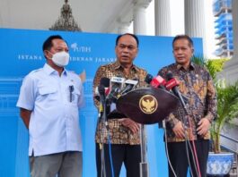 Menteri Koperasi Budi Arie Setiadi bersama Menteri Dalam Negeri Tito Karnavian di Kompleks Istana Kepresidenan Jakarta, . (Jumat (7/3/2025). (Dok. Istimewa)