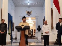 POTRET: Presiden Prabowo Subianto mengumumkan ketentuan tunjangan hari raya (THR) untuk aparatur sipil negara (ASN), prajurit TNI/Polri, hakim, dan pensiunan di Istana Merdeka, Selasa (11/3/2025). (Dok. Istimewa)