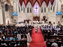 Sejumlah jemaat melaksanakan ibadah Misa Requiem atau berdoa untuk dipersembahkan bagi arwah Pemimpin tertinggi Umat Katolik Paus Fransiskus yang telah wafat pada Senin (21/4/2025) di Watikan Waktu setempat, di Gereja Katedral Makassar, Sulawesi Selatan, Selasa (22/4/2025), malam. (Dok. Istimewa)