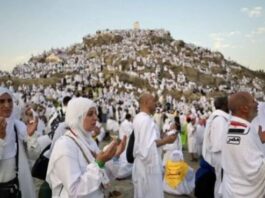 Ilustrasi: Umat Islam memanjatkan doa menjelang wukuf di Jabal Rahmah, Arafah, Makkah, Arab Saudi, Sabtu (15/6/2024). Jutaan jamaah haji dari berbagai negara berkumpul di Arafah untuk melaksanakan wukuf yang merupakan rukun haji pada prosesi puncak ibadah haji 1445 H. (Dok. Istimewa)