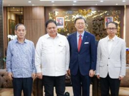 Menteri Koordinator Bidang Perekonomian Airlangga Hartarto dan CEO sekaligus Vice Chairman Federation of Korean Industries (FKI) Kim Chang-beom di Kantor Kemenko Perekonomian, Jakarta, Senin (17/2/2025). (Dok. Istimewa)