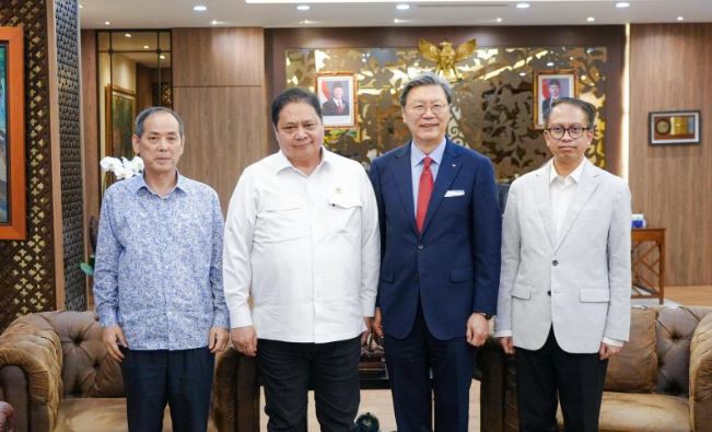 Prabowo Terima Kunjungan Delegasi Federasi Industri Korea Selatan Menteri Koordinator Bidang Perekonomian Airlangga Hartarto dan CEO sekaligus Vice Chairman Federation of Korean Industries (FKI) Kim Chang-beom di Kantor Kemenko Perekonomian, Jakarta, Senin (17/2/2025). (Dok. Istimewa)