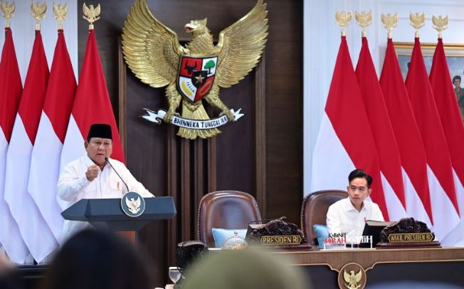 Prabowo Klaim Tingkat Keberhasilan MBG Capai 99,99 Persen Presiden RI Prabowo Subianto memberi arahan kepada jajarannya dalam Sidang Kabinet Paripurna di Kantor Presiden, Istana Kepresidenan, Jakarta, Senin (5/5/2025). (Dok. Istimewa)