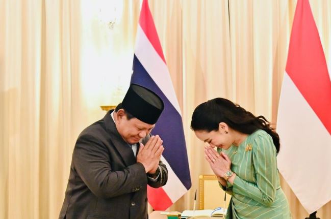 Presiden Prabowo Sambut Baik Rute Penerbangan Baru Bangkok-Surabaya Presiden RI Prabowo Subianto dan Perdana Menteri Thailand Paetongtarn Shinawatra saling memberi hormat usai pertemuan bilateral di Government House, Bangkok, Thailand, Senin (19/5/2025). (Dok. Istimewa)