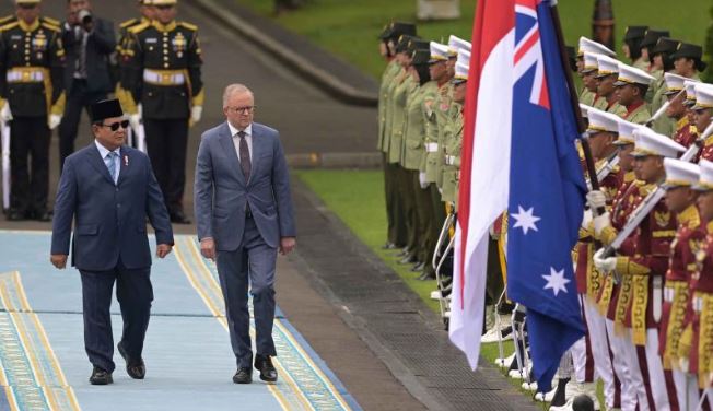 Presiden Prabowo Undang PM Albanese ke Hambalang untuk Liburan dan Berkuda Presiden Prabowo Subianto (kiri) dan Perdana Menteri Australia Anthony Albanese (kanan) memeriksa pasukan saat kunjungan kenegaraan di Istana Merdeka, Jakarta, Jakarta, Kamis (15/5/2025). (Dok. Istimewa)