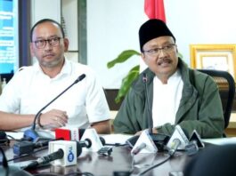 MNEYAMPAIKAN: Menteri Sosial (Mensos) Saifullah Yusuf (kanan) melakukan konferensi pers di Kantor Kemensos Salemba, Jakarta pada Rabu (18/6/2025). (Dok. Istimewa)