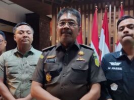 Asisten Pidana Khusus (Aspidsus) Kejati Jatim Saiful Bahri Siregar (dua dari kanan) saat memberi keterangan di Surabaya, Selasa (3/6). (Dok. Istimewa)