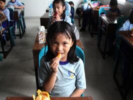 POTRET: Sejumlah siswa memakan buah-buahan usai makan siang yang disediakan Sekolah Dasar (SD) Maitreya Wira Dumai di Dumai, Riau, Selasa (7/1/2025). (Dok. Istimewa)