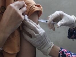 Petugas medis menyuntikkan vaksin dalam pelaksanaan percepatan imunisasi Human Papilomavirus (HPV) kepada pelajar di SMPN 28, Malang, Jawa Timur, Jumat (7/2/2025). (Dok. Istimewa)