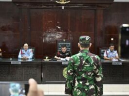 Terdakwa Kelasi Satu Jumran berdiri di hadapan majelis hakim mendengarkan pembacaan vonis hukuman pidana penjara seumur hidup terkait kasus pembunuhan jurnalis Juwita di Pengadilan Militer (Dilmil) I-06 Banjarmasin, Kota Banjarbaru, Kalimantan Selatan, Senin (16/6/2025). (Dok. Istimewa)