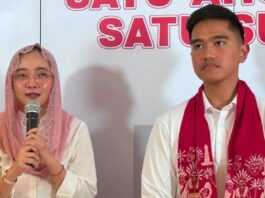 MENYAMPAIKAN: Putra bungsu Presiden ke-7 RI Joko Widodo atau Jokowi, Kaesang Pangarep (kanan) dalam konferensi pers usai resmi mendaftar sebagai calon ketua umum PSI di Jakarta, Sabtu (21/6/2025). (Dok. Istimewa)