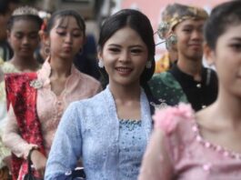 Peserta mengikuti Pawai Kebaya di koridor kawasan pertokoan Kayutangan Heritage, Malang, Jawa Timur, Minggu (20/4/2025). (Dok. Istimewa)
