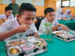 Ilustrasi - Siswa SDN 4 Sungai Ulin menikmati makanan bergizi gratis di Banjarbaru, Senin (2/6/2025). (Dok. Istimewa)