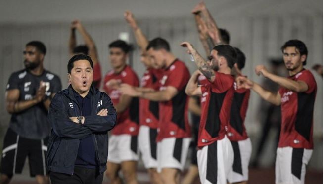 Patrick Kluivert Puas dengan Pemain-Pemain Baru Timnas Indonesia Ketua Umum PSSI Erick Thohir (kedua kiri) meninjau latihan Timnas Indonesia jelang melawan Timnas China di Stadion Madya, Komplek GBK, Senayan, Jakarta, Senin (2/6/2025). Latihan tersebut sebagai persiapan jelang melawan Timnas China dalam laga kualifikasi Piala Dunia FIFA 2026 Zona Asia Grup C di Stadion Utama Gelora Bung Karno, Jakarta pada Kamis (5/6). (Dok. Istimewa)