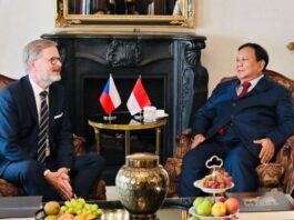 POTRET: Presiden RI Prabowo Subianto (kanan) menerima kunjungan Perdana Menteri (PM) Republik Ceko Petr Fiala di hotel tempat Presiden Prabowo singgah di Praha, Ceko, Selasa (17/6/2025). (Dok. Istimewa)
