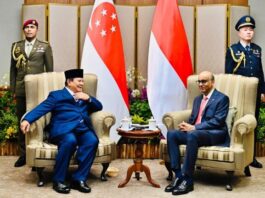 POTRET: Presiden Prabowo Subianto berdialog dengan Presiden Singapura, Tharman Shanmugaratnam, di sela prosesinpenyambutan kenegaraan di Parliament House, Senin (16/6/2025). (Dok. Istimewa)
