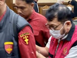 POTRET: Terdakwa Zarof Ricar (kanan) berjalan ke luar ruang sidang setelah mendengar vonis majelis hakim di Pengadilan Tindak Pidana Korupsi pada Pengadilan Negeri Jakarta Pusat, Jakarta, Rabu (18/6/2025). (Dok. Istimewa)