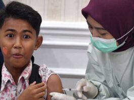 POTRET: Petugas medis menyuntikkan vaksin hepatitis A pada seorang siswa saat pemberian vaksinasi hepatitis A dan PCV13 di Balaikota Bogor, Jawa Barat, Rabu (30/4/2025). (Dok. Istimewa)