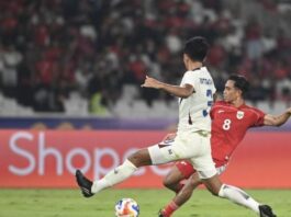 Pesepak bola Timnas U-23 Indonesia Muhammad Rayhan Hannan (kanan) diadang pesepak bola Timnas U-23 Thailand Pattarapon Suk akit (kiri) dalam pertandingan semifinal Piala AFF U-23 2025 di Stadion Utama Gelora Bung Karno (SUGBK), Senayan, Jakarta, Jumat (25/7/2025). (Dok. Istimewa)