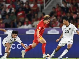 POTRET: Pesepak bola Timnas Indonesia U-23 Achmad Maulana Syarif (kanan) dan Rahmat Arjuna Reski (kiri) berebut bola dengan pesepak bola Timnas Vietnam U-23 Ngoc My Nguyen (tengah) pada pertandingan final Piala AFF U-23 2025 di Stadion Utama Gelora Bung Karno (SUGBK), Senayan, Jakarta, Selasa (29/7/2025). Indonesia gagal meraih gelar juara setelah kalah dari Vietnam dengan skor 0-1. (Dok. Istimewa)