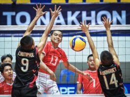 Pemain tim nasional bola voli U-16 putra Indonesia Yufta Ramadhani Wiratama (ketiga kanan) melepaskan pukulan melewati upaya hadangan dua pemain timnas voli putra U-16 Thailand Worawet Ninamong (kanan) dan Chuthipol Thurakit (ketiga kiri) dalam pertandingan semifinal pemeringkatan 5-8 Kejuaraan Bola Voli Asia U-16 2025 di Nakhon Phatom, Thailand, Jumat (18/7/2025). (Dok. Istimewa)
