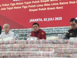 KONFERENSI PERS: Direktur Penuntutan (Dirtut) pada Jaksa Agung Muda Bidang Tindak Pidana Khusus (Jampidsus) Kejagung Sutikno (tengah) memberikan paparan dalam konferensi pers di Gedung Kejaksaan Agung, Jakarta, Rabu (2/7/2025). (Dok. Istimewa)
