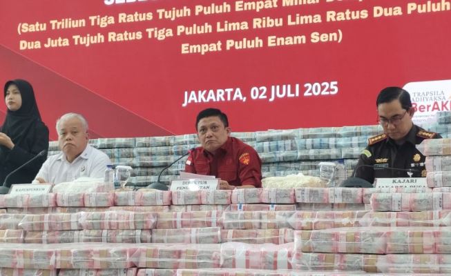 Kejagung Sita Rp 1,3 Triliun dari 6 Terdakwa Korporasi Kasus CPO KONFERENSI PERS: Direktur Penuntutan (Dirtut) pada Jaksa Agung Muda Bidang Tindak Pidana Khusus (Jampidsus) Kejagung Sutikno (tengah) memberikan paparan dalam konferensi pers di Gedung Kejaksaan Agung, Jakarta, Rabu (2/7/2025). (Dok. Istimewa)