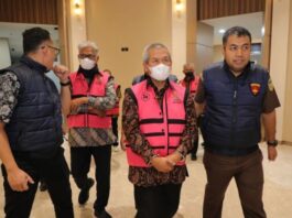Petugas menggiring dua tersangka baru dalam kasus dugaan tindak pidana korupsi dalam pemberian kredit PT Bank BJB, PT Bank DKI dan Bank Jateng kepada PT Sritex dan entitas anak usaha, menuju mobil tahanan di Gedung Jampidsus Kejagung, Jakarta, Selasa (22/7/2025). (Dok. Istimewa)