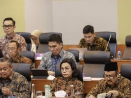 POTRET: Menteri Keuangan (Menkeu) Sri Mulyani Indrawati (tengah) bersama Menteri PPN/Kepala Bappenas Rachmat Pambudy (kanan) dan Gubernur Bank Indonesia (BI) Perry Warjiyo (kiri) mengikuti rapat kerja dengan Badan Anggaran (Banggar) DPR, di Kompleks Parlemen, Senayan, Jakarta, Selasa (22/7/2025). Rapat tersebut membahas laporan dan pengesahan hasil kerja panitia kerja dalam pembicaraan pendahuluan RAPBN TA 2026 dan RKP Tahun 2026. (Dok. Istimewa)