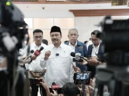 Arsip - Menteri Sosial Saifullah Yusuf memberikan keterangan pers usai rapat kerja bersama Komisi VIII DPR RI di Jakarta, Senin (7/7). (Dok. Istimewa)