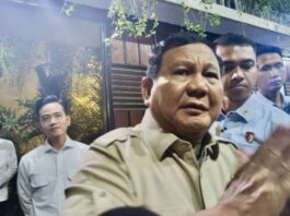 MENYAMPAIKAN: Presiden Prabowo Subianto menjawab pertanyaan wartawan setelah dia bersilaturahmi menyambangi kediaman pribadi Presiden Ke-7 Joko Widodo (Jokowi) di Surakarta, Jawa Tengah, Minggu (20/7/2025). (Dok. Istimewa)